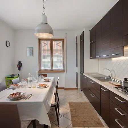 Como Lake Home דירה